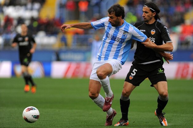 Mehmet Topal in duel met Ruud van Nistelrooy.