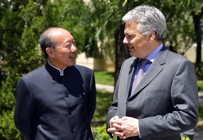 Reynders (rechts) in gesprek met Chen Feng (links), voorzitter van de Hainan airline group.