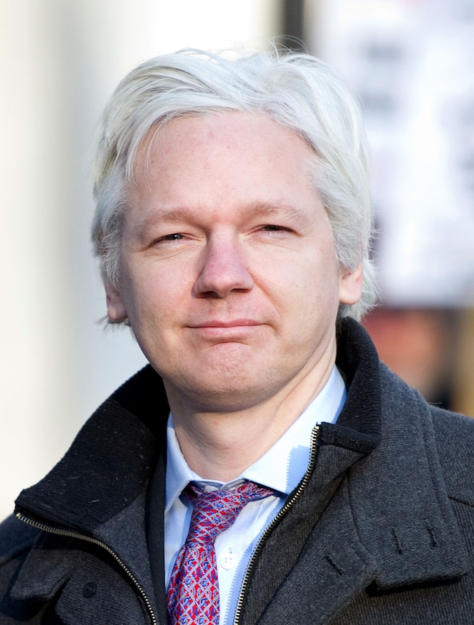Julian Assange verblijft in de Ecuadoraanse ambassade in Groot-Brittannië.