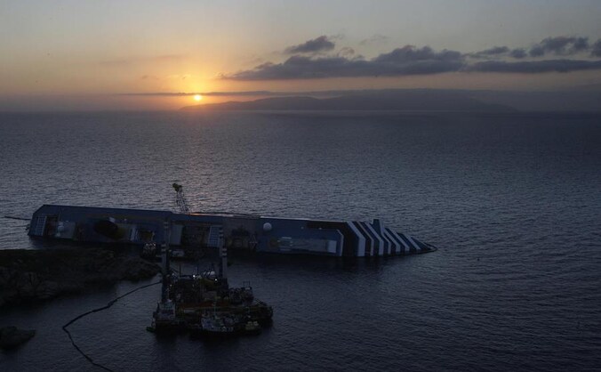 De gekapseisde Costa Concordia.