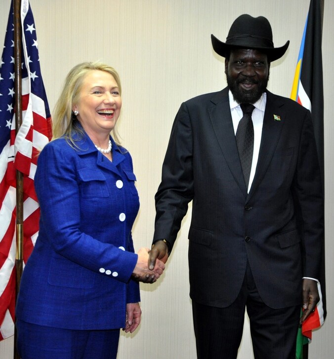 Hillary Clinton op bezoek bij de Zuid-Soedanese president Salva Kiir.