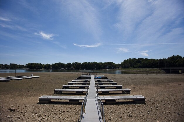Deze aanlegstijgers liggen normaal volledig in het water.