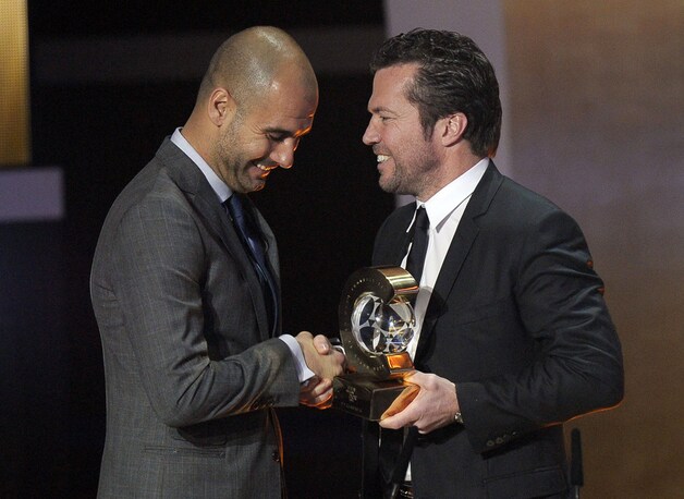 Guardiola kreeg de trofee uit handen van Lothar Matthäus.