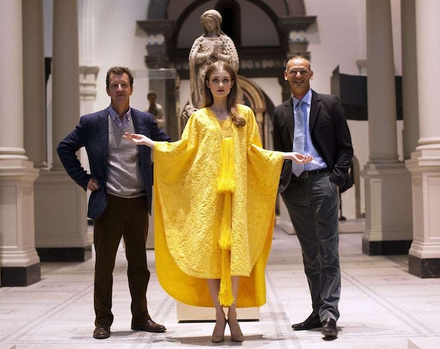 Textielexpert Simon Peers, model Bianca Gavrilas en mode-ontwerper Nicholas Godley
