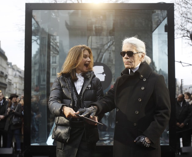 Lancering 'Karl': Net-a-porter stichter Natalie Massenet &amp; Karl Lagerfeld op Place St. Germain des Pres in Parijs
