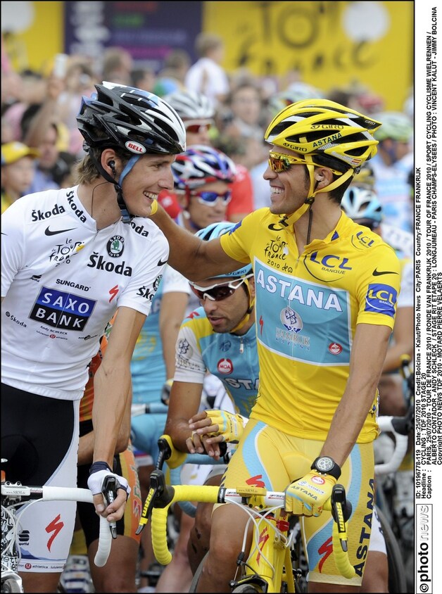 Andy Schleck en Contador, die toen voor Astana uitkwam, voor de slotrit van de Tour 2010.
