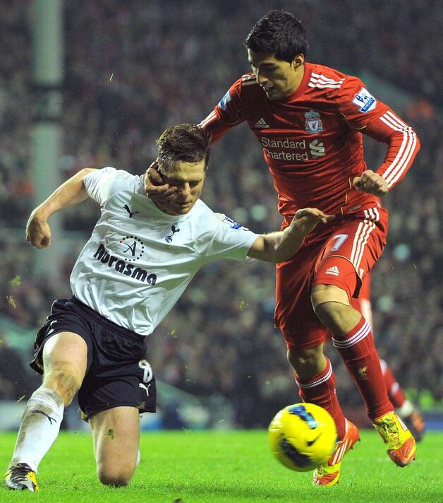 Parker, de beste Spurs-speler vanavond, en Suarez vochten menig verbeten duel uit.