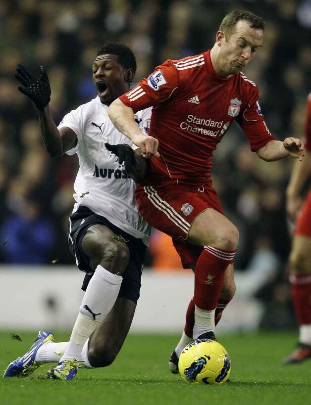 Charlie Adam is Adebayor te snel af.