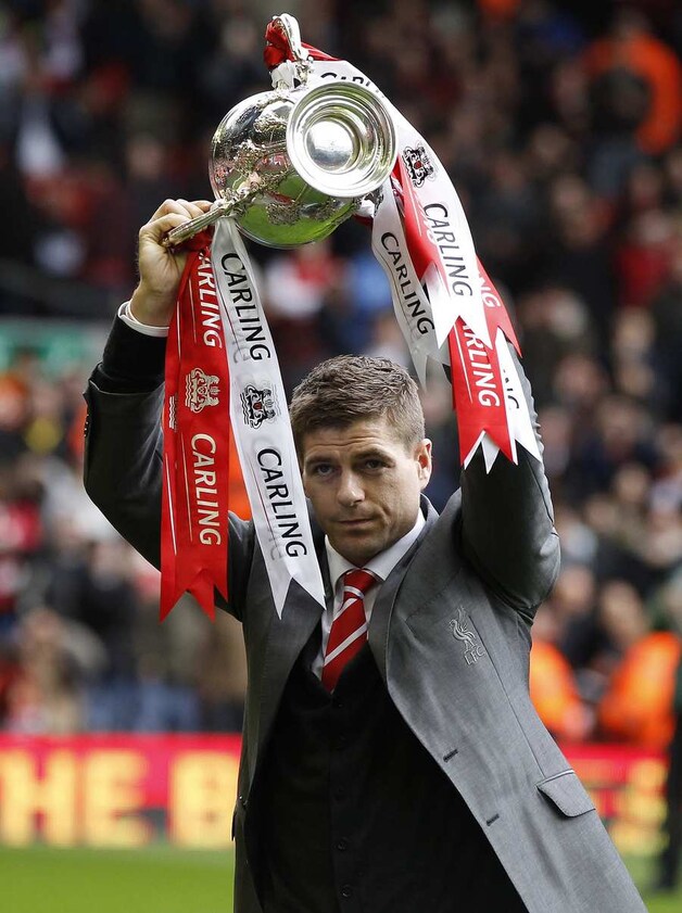 Gerrard was geblesseerd, maar pronkte voor de aftrap wel met de Carling Cup.