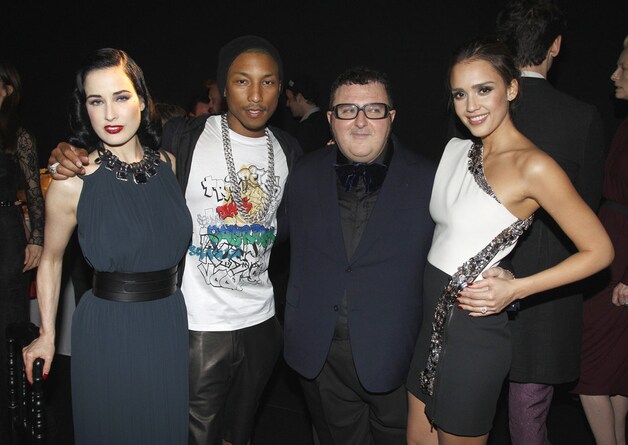 Dita Von Teese, Pharell Williams en Jessica Alba met ontwerper Alber Elbaz van Lanvin.