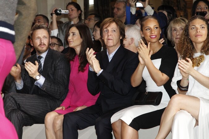 Alicia Keys samen met Paul McCartney en zijn nieuwe vrouw op de eerste rij bij de show van Stella McCartney.