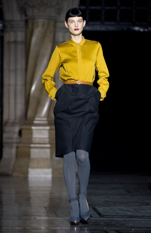 Een model tijdens de show van Nicole Farhi.