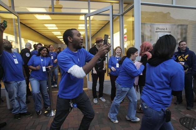 Werknemers van Apple hitsen klanten op in Washington.