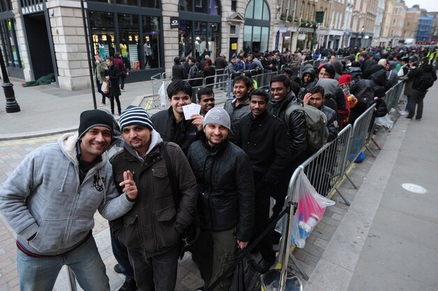 In Londen daagden enkele honderden mensen op.