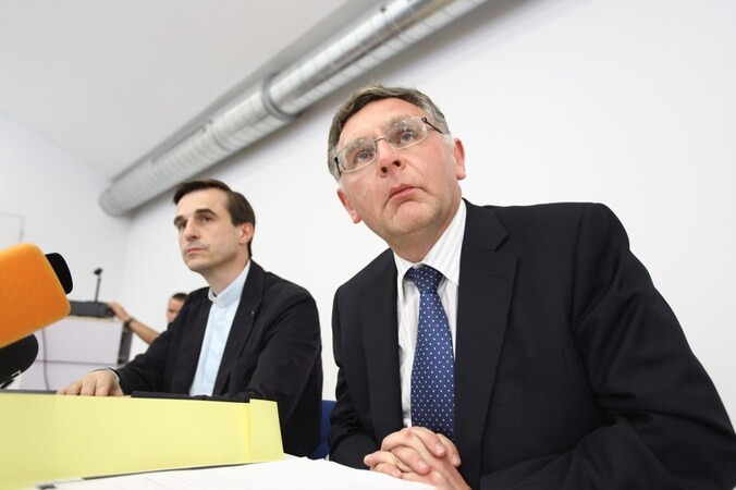 Woordvoerder Erik de Beukelaer (links) naast Fernand Keuleneer, advocaat van Kardinaal Godfried Danneels