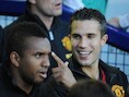 Anderson (L) naast Robin Van Persie.