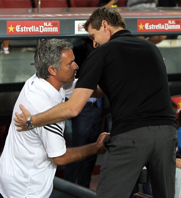 Vilanova en Mourinho schudden handjes, voor de match.