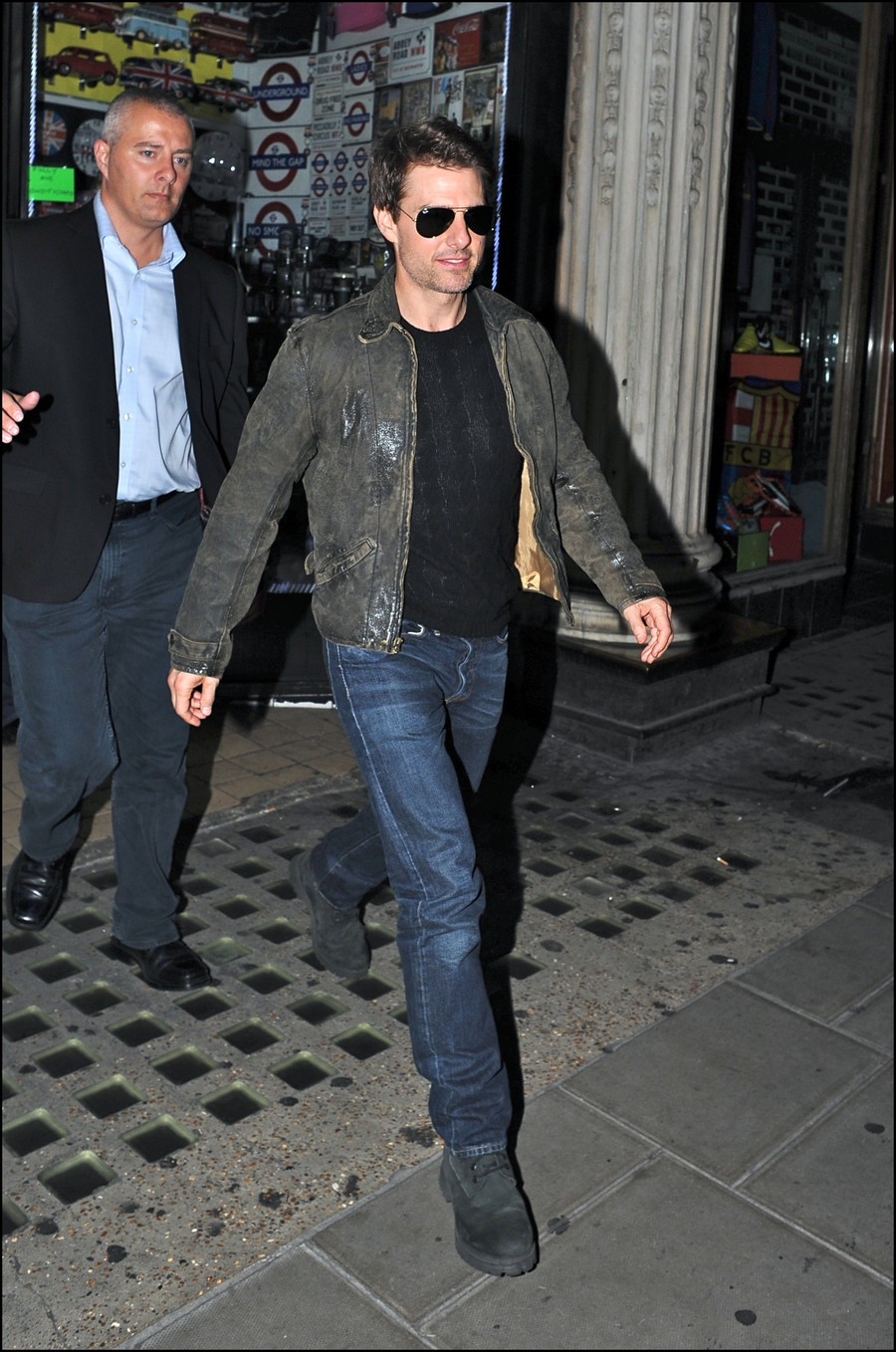 Tom Cruise ging zijn goedkope scheiding gisterenavond vieren in een Londense club.