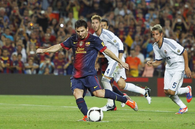 70'; Messi zet de penalty om voor de 2-1.