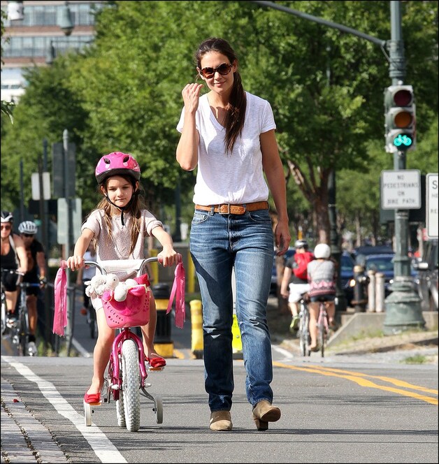 Katie leert Suri fietsen in New York.