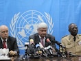 Hervé Ladsous (C), geflankeerd door speciaal gezant voor Congo Roger Meece (L), en generaal Babacar Gaye (R), voormalig militair adviseur voor de VN.