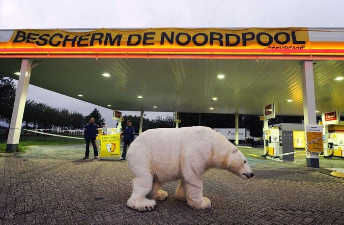 Protest van Greenpeace tegen het boren naar gas en olie in het noodpoolgebied.