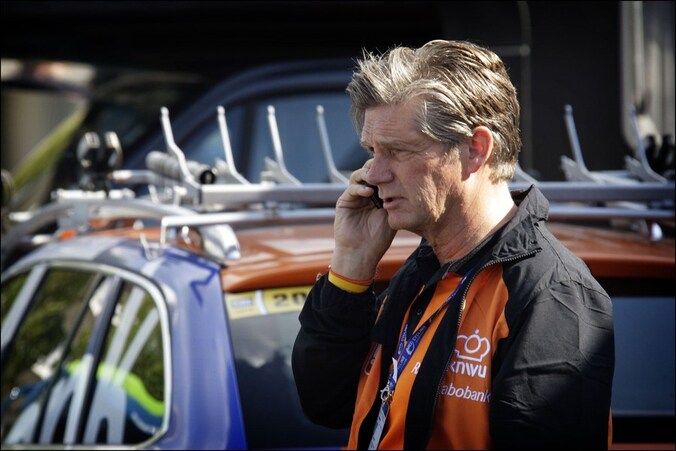 Leo van Vliet zit zondag in een kantoortje voor de televisie.
