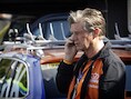 Leo van Vliet zit zondag in een kantoortje voor de televisie.