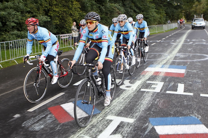 De Belgische vrouwenploeg op training op het met verf besmeurde parcours.