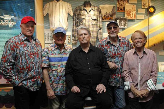 Van links naar rechts Mike Love, Bruce Johnston, Brian Wilson, David Marks en Al Jardine.