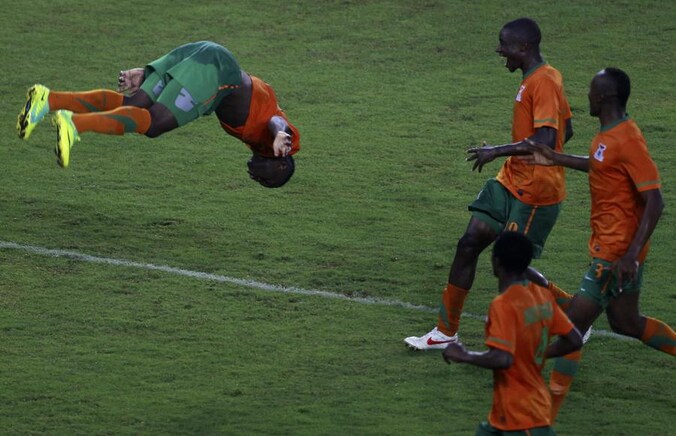 Emmanuel Mayuka viert zijn doelpunt.