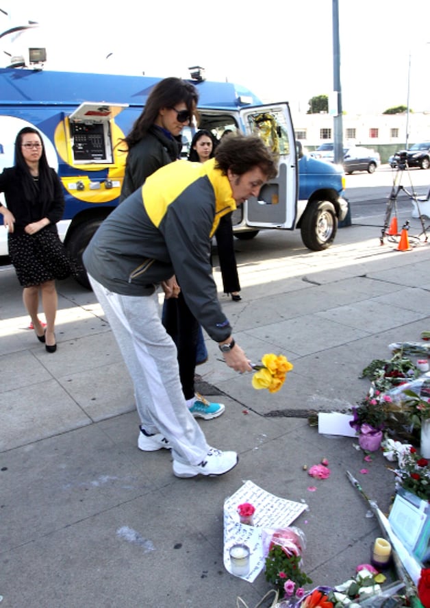 Paul McCartney legt bloemen voor Whitney neer aan het Beverly Hilton.