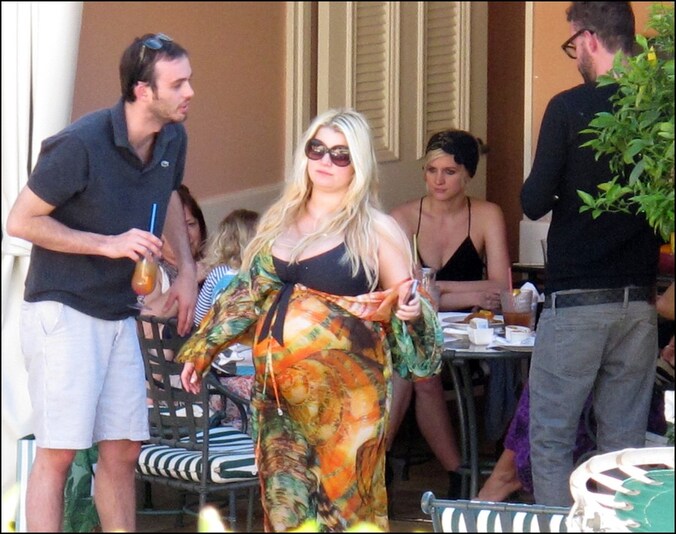 Jessica Simpson wacht haar bevalling af aan het zwembad.