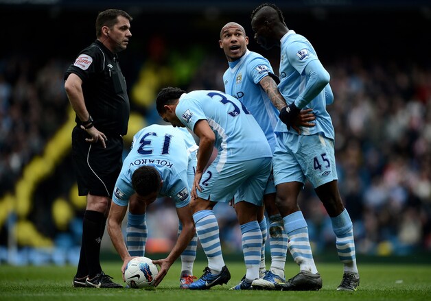 Mario Balotelli gaat aan het ruziën met Kolarov, maar wordt tot de orde geroepen door Vincent Kompany.
