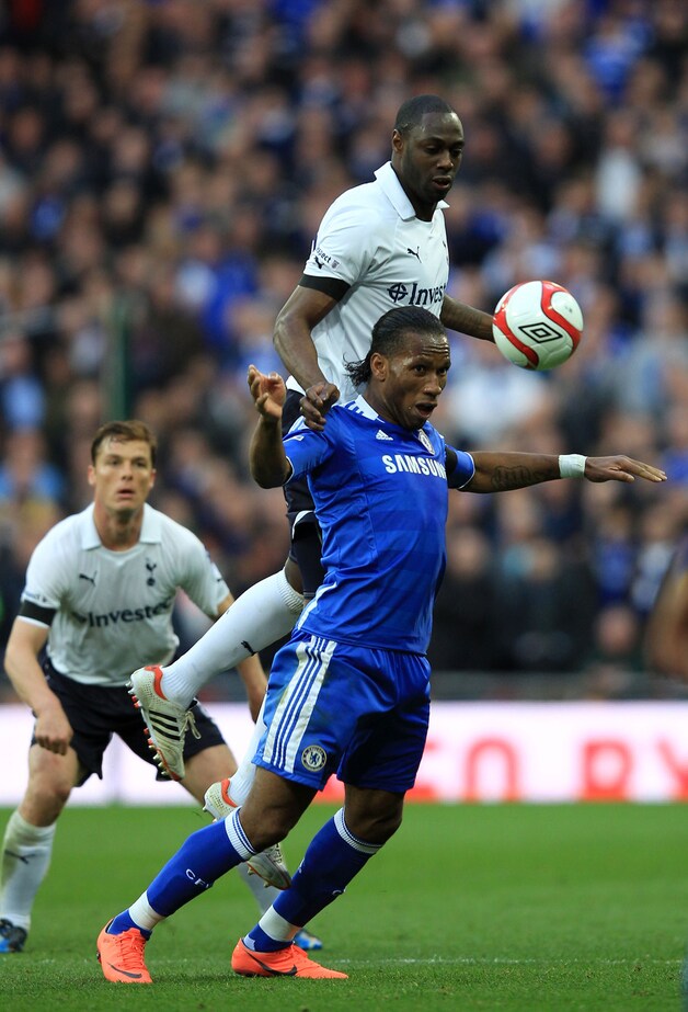 Ledley King torent hoog uit boven Drogba, die wel een erg knappe 0-1 maakte.