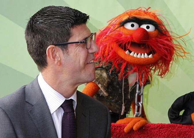 Rich Ross samen met de Muppets.
