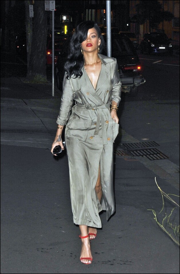 Rihanna in een lange trenchcoat