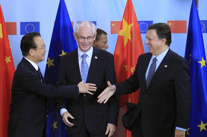 De Chinese premier Wen Jiabao samen met Herman Van Rompuy en José Manuel Barroso op de Europees-Chinese top in Brussel