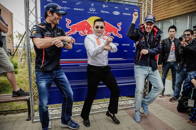 Webber en Vettel dansen... Gangnam Style met PSY!