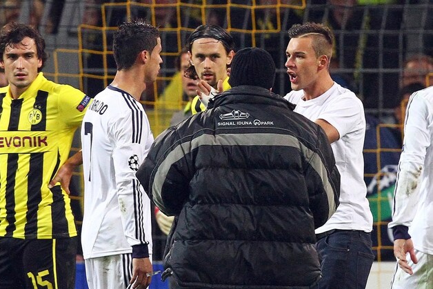 Op het einde van de wedstrijd kwam er nog een supporter het veld op gelopen die verhaal wilde halen bij Cristiano Ronaldo.