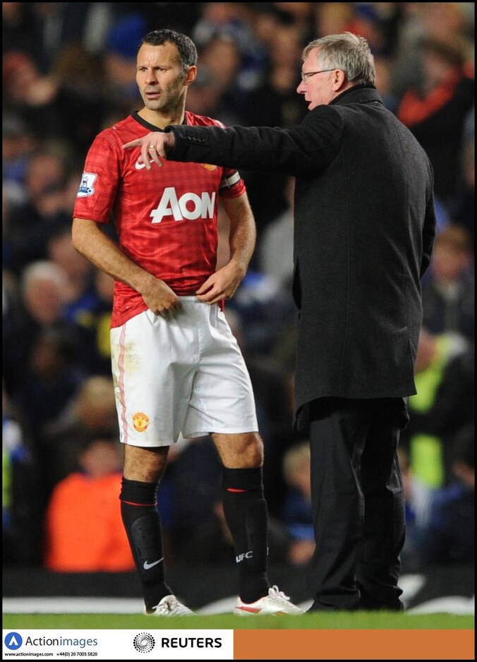 Giggs krijgt aanwijzingen van coach Alex Ferguson.