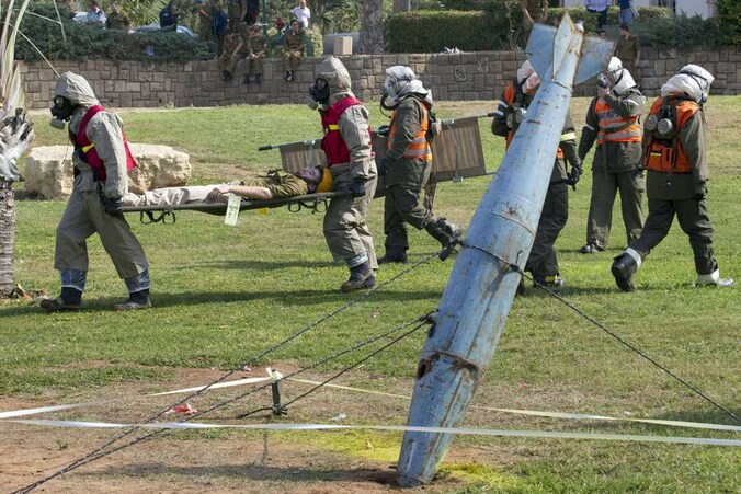 Israëlische soldaten simuleren de gevolgen van een raketaanval tijdens een grote oefening, afgelopen donderdag. De oefening had niets te maken met de mogelijke actie tegen Iran, benadrukte de legertop.