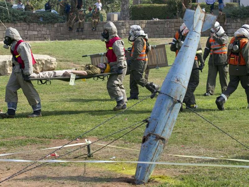 Israëlische soldaten simuleren de gevolgen van een raketaanval tijdens een grote oefening, afgelopen donderdag. De oefening had niets te maken met de mogelijke actie tegen Iran, benadrukte de legertop.
