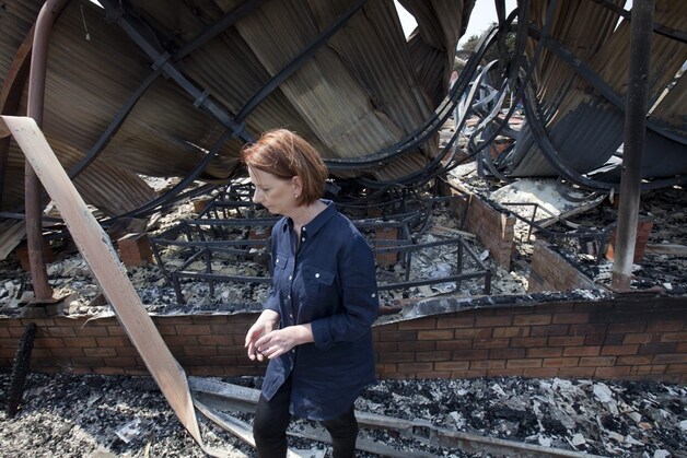 Premier Julia Gillard bezoekt het getroffen stadje Dunally op Tasmanië