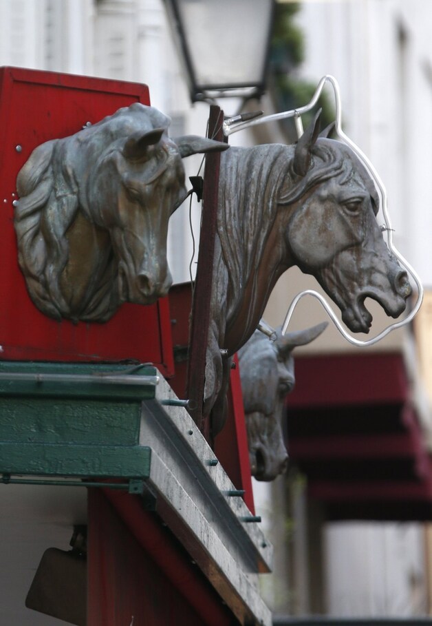 Paardenhoofden op een beenhouwerij in Parijs. Terwijl paardenvlees in onze cultuur ingeburgerd is, is het eten van paarden voor Britten en Amerikanen 'not done'.
