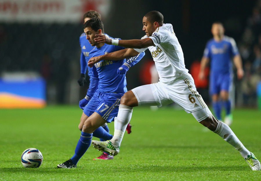 Aanvoerder Ashley Williams, hier in duel met Hazard, neemt de Rode Duivel op de korrel.