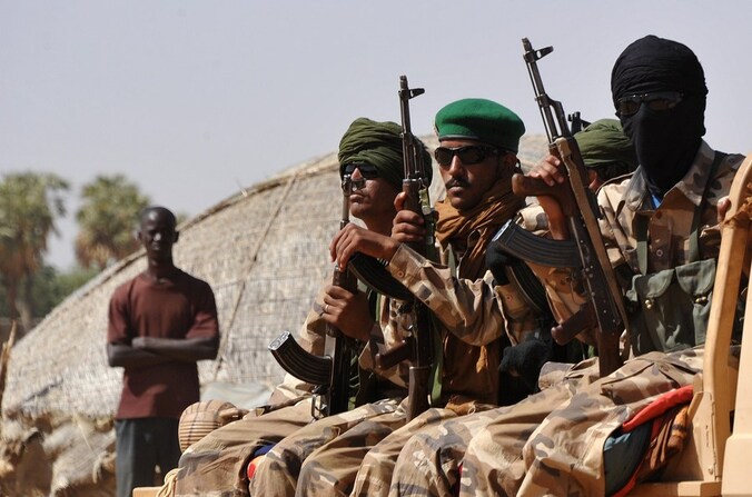 Toeareg-troepen vinden opnieuw voet aan de grond in Noord-Mali nu hun islamitische opponenten ook met de Fransen af te rekenen krijgen.