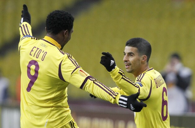 Eto'o en Boussoufa scoorden voor Anzhi, al miste de Kameroener ook een strafschop.