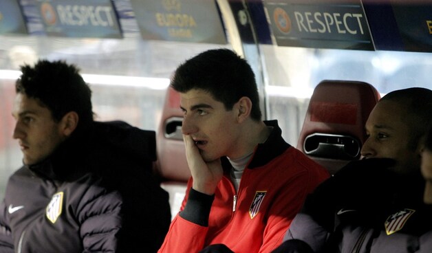 Courtois verbeet zijn frustratie op de bank.