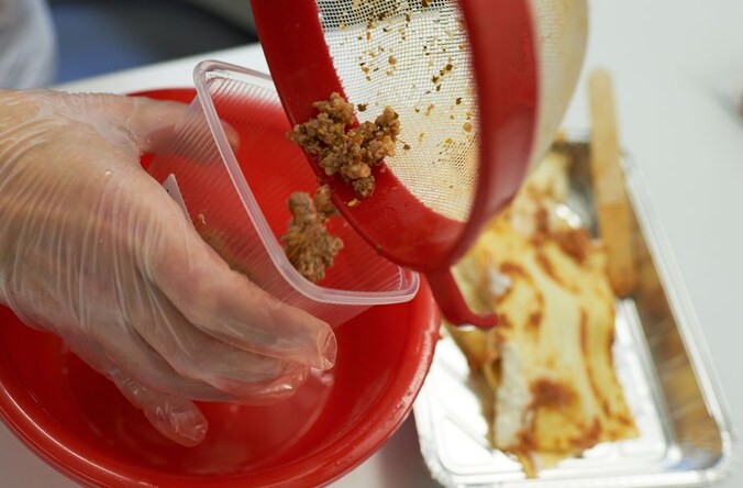 Archiefbeeld. Het vlees uit de lasagnes wordt gecontroleerd.